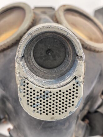 Gasmaske Wehrmacht, gummierte Ausführung mit ungewöhnlichen Kopfbändern, undeutlich datiert