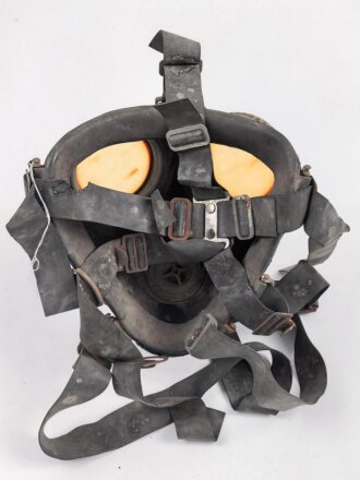 Gasmaske Wehrmacht, gummierte Ausführung mit ungewöhnlichen Kopfbändern, undeutlich datiert