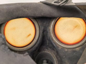 Gasmaske Wehrmacht, gummierte Ausführung mit ungewöhnlichen Kopfbändern, undeutlich datiert