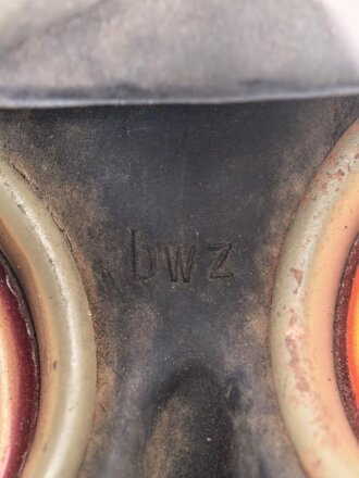 Gasmaske Wehrmacht, gummierte Ausführung mit ungewöhnlichen Kopfbändern, undeutlich datiert