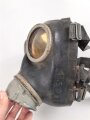 Gasmaske Wehrmacht, gummierte Ausführung mit ungewöhnlichen Kopfbändern, undeutlich datiert