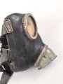 Gasmaske Wehrmacht, gummierte Ausführung mit ungewöhnlichen Kopfbändern, undeutlich datiert