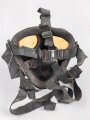 Gasmaske Wehrmacht, gummierte Ausführung mit ungewöhnlichen Kopfbändern, undeutlich datiert