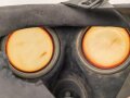 Gasmaske Wehrmacht, gummierte Ausführung mit ungewöhnlichen Kopfbändern, undeutlich datiert