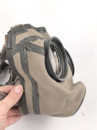 Gasmaske mir unbekannte Ausführung, höchstwahrscheinlich aus den 1930iger Jahren. Weich, Rand innen verklebt