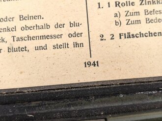 Verbandkasten für Kraftfahrzeuge der Wehrmacht,  das Inhaltsverzeichnis von 1941. Von der norwegischen Armee überlackiertes Stück
