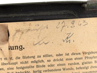 Verbandkasten für Kraftfahrzeuge der Wehrmacht,  das Inhaltsverzeichnis von 1941. Von der norwegischen Armee überlackiertes Stück
