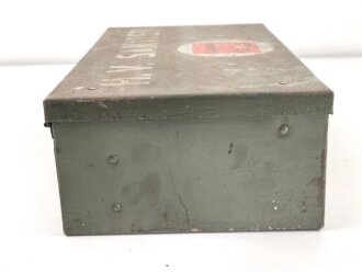 Verbandkasten für Kraftfahrzeuge der Wehrmacht,  das Inhaltsverzeichnis von 1941. Von der norwegischen Armee überlackiertes Stück