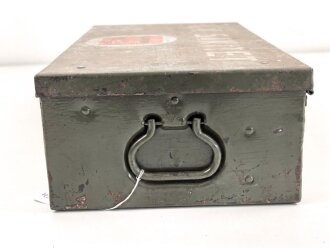 Verbandkasten für Kraftfahrzeuge der Wehrmacht,  das Inhaltsverzeichnis von 1941. Von der norwegischen Armee überlackiertes Stück