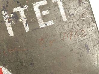 Verbandkasten für Kraftfahrzeuge der Wehrmacht,  das Inhaltsverzeichnis von 1941. Von der norwegischen Armee überlackiertes Stück