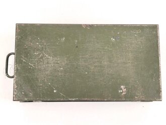 Verbandkasten für Kraftfahrzeuge der Wehrmacht,  das Inhaltsverzeichnis von 1941. Von der norwegischen Armee überlackiertes Stück