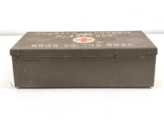 Verbandkasten für Kraftfahrzeuge der Wehrmacht,  das Inhaltsverzeichnis überklebt. Von der norwegischen Armee überlackiertes Stück