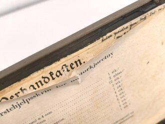 Verbandkasten für Kraftfahrzeuge der Wehrmacht,  das Inhaltsverzeichnis überklebt. Von der norwegischen Armee überlackiertes Stück