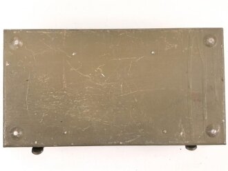 Verbandkasten für Kraftfahrzeuge der Wehrmacht,  das Inhaltsverzeichnis überklebt. Von der norwegischen Armee überlackiertes Stück