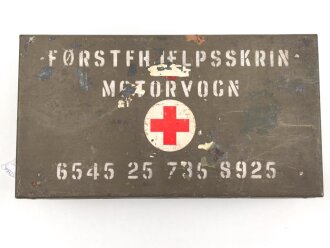 Verbandkasten für Kraftfahrzeuge der Wehrmacht,  das Inhaltsverzeichnis überklebt. Von der norwegischen Armee überlackiertes Stück