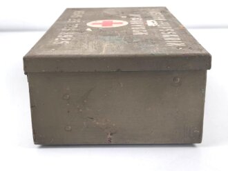 Verbandkasten für Kraftfahrzeuge der Wehrmacht,  das Inhaltsverzeichnis überklebt. Von der norwegischen Armee überlackiertes Stück
