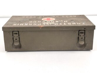 Verbandkasten für Kraftfahrzeuge der Wehrmacht,  das Inhaltsverzeichnis überklebt. Von der norwegischen Armee überlackiertes Stück