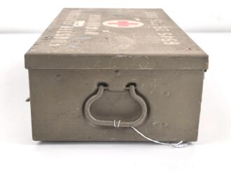 Verbandkasten für Kraftfahrzeuge der Wehrmacht,  das Inhaltsverzeichnis überklebt. Von der norwegischen Armee überlackiertes Stück