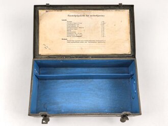 Verbandkasten für Kraftfahrzeuge der Wehrmacht,  das Inhaltsverzeichnis überklebt. Von der norwegischen Armee überlackiertes Stück