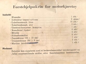 Verbandkasten für Kraftfahrzeuge der Wehrmacht,  das Inhaltsverzeichnis überklebt. Von der norwegischen Armee überlackiertes Stück