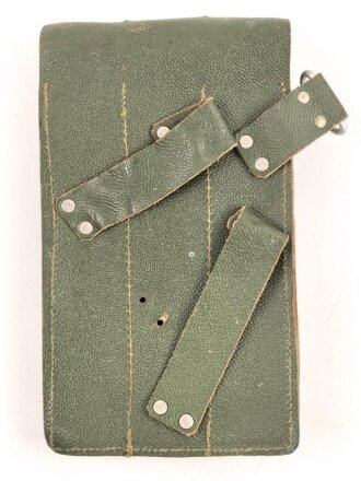 Norwegen nach 1945, leicht defekte, lederne Magazintasche für drei Stangenmagazine MP38. und 40 der Wehrmacht. Die MP40 war nach Kriegsende noch lange bei der norwegischen Armee im Bestand