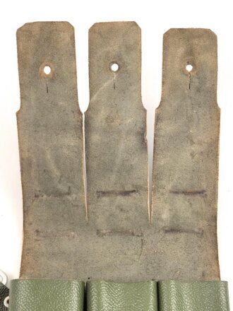 Norwegen nach 1945, leicht defekte, lederne Magazintasche für drei Stangenmagazine MP38. und 40 der Wehrmacht. Die MP40 war nach Kriegsende noch lange bei der norwegischen Armee im Bestand
