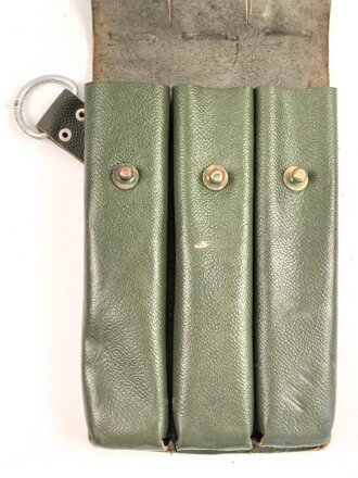 Norwegen nach 1945, leicht defekte, lederne Magazintasche für drei Stangenmagazine MP38. und 40 der Wehrmacht. Die MP40 war nach Kriegsende noch lange bei der norwegischen Armee im Bestand