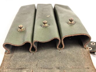 Norwegen nach 1945, leicht defekte, lederne Magazintasche für drei Stangenmagazine MP38. und 40 der Wehrmacht. Die MP40 war nach Kriegsende noch lange bei der norwegischen Armee im Bestand