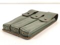 Norwegen nach 1945, leicht defekte, lederne Magazintasche für drei Stangenmagazine MP38. und 40 der Wehrmacht. Die MP40 war nach Kriegsende noch lange bei der norwegischen Armee im Bestand