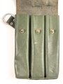 Norwegen nach 1945, leicht defekte, lederne Magazintasche für drei Stangenmagazine MP38. und 40 der Wehrmacht. Die MP40 war nach Kriegsende noch lange bei der norwegischen Armee im Bestand
