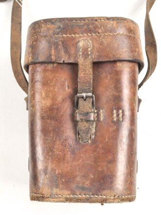 Lederner Transportbehälter zum Richtkreis 31 der Wehrmacht. Getragenes Stück, datiert 1938