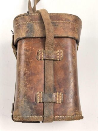 Lederner Transportbehälter zum Richtkreis 31 der Wehrmacht. Getragenes Stück, datiert 1938