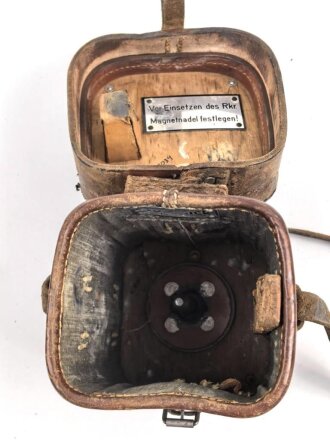 Lederner Transportbehälter zum Richtkreis 31 der Wehrmacht. Getragenes Stück, datiert 1938