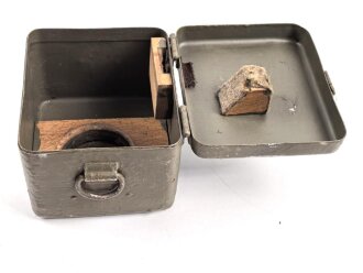 Transportkasten für Richtaufsatz 35 zum 80mm Granatwerfer 34 der Wehrmacht. Norwegisch überlackiertes Stück