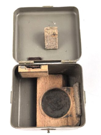 Transportkasten für Richtaufsatz 35 zum 80mm Granatwerfer 34 der Wehrmacht. Norwegisch überlackiertes Stück