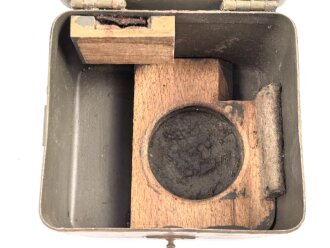 Transportkasten für Richtaufsatz 35 zum 80mm Granatwerfer 34 der Wehrmacht. Norwegisch überlackiertes Stück