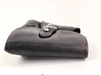 Pistolentasche schwarzes Leder. Keine Markierungen, Alter und Herkunft unbekannt, Höhe auf der Magazinseite gemessen knapp 18cm