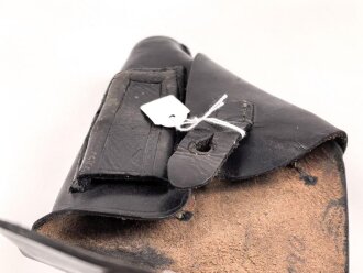 Pistolentasche schwarzes Leder. Keine Markierungen, Alter und Herkunft unbekannt, Höhe auf der Magazinseite gemessen knapp 18cm