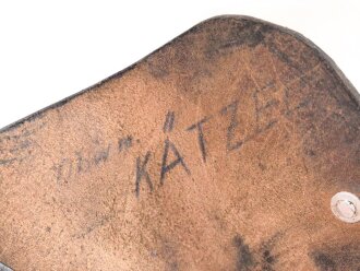 Pistolentasche schwarzes Leder. Keine Markierungen, Alter und Herkunft unbekannt, Höhe auf der Magazinseite gemessen knapp 18cm
