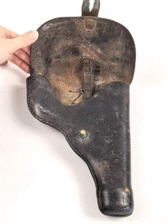 Pistolentasche schwarzes Leder. Keine Markierungen, Alter und Herkunft unbekannt, Höhe auf der Magazinseite gemessen knapp 23cm