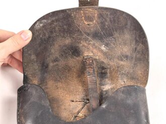 Pistolentasche schwarzes Leder. Keine Markierungen, Alter und Herkunft unbekannt, Höhe auf der Magazinseite gemessen knapp 23cm