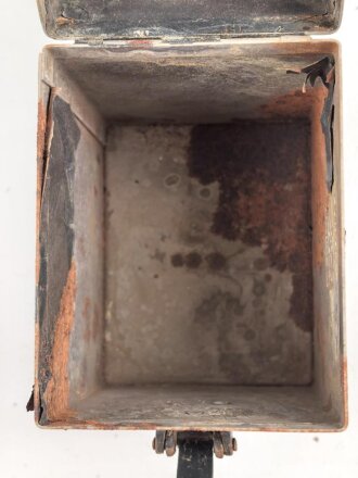 Handleuchte DOMINIT Type WL2. Anscheinend sowohl im Bergbau, als auch bei Militär eingesetzt. Genaue Herkunft und Alter unbekannt, Funktion nicht geprüft. Höhe etwa 28cm