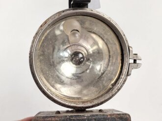 Handleuchte DOMINIT Type WL2. Anscheinend sowohl im Bergbau, als auch bei Militär eingesetzt. Genaue Herkunft und Alter unbekannt, Funktion nicht geprüft. Höhe etwa 28cm