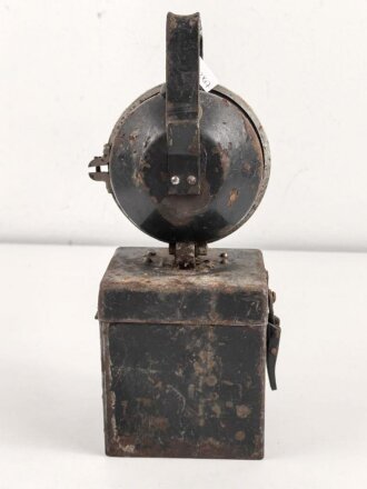 Handleuchte DOMINIT Type WL2. Anscheinend sowohl im Bergbau, als auch bei Militär eingesetzt. Genaue Herkunft und Alter unbekannt, Funktion nicht geprüft. Höhe etwa 28cm