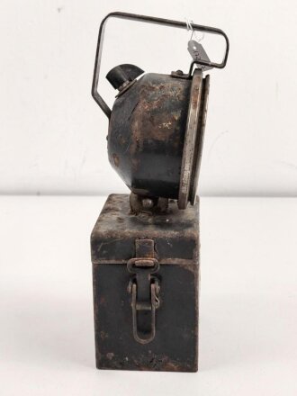 Handleuchte DOMINIT Type WL2. Anscheinend sowohl im Bergbau, als auch bei Militär eingesetzt. Genaue Herkunft und Alter unbekannt, Funktion nicht geprüft. Höhe etwa 28cm