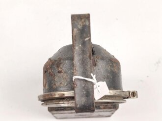 Handleuchte DOMINIT Type WL2. Anscheinend sowohl im Bergbau, als auch bei Militär eingesetzt. Genaue Herkunft und Alter unbekannt, Funktion nicht geprüft. Höhe etwa 28cm