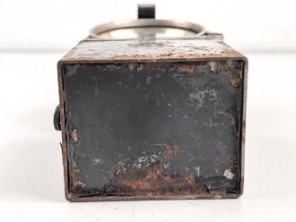 Handleuchte DOMINIT Type WL2. Anscheinend sowohl im Bergbau, als auch bei Militär eingesetzt. Genaue Herkunft und Alter unbekannt, Funktion nicht geprüft. Höhe etwa 28cm