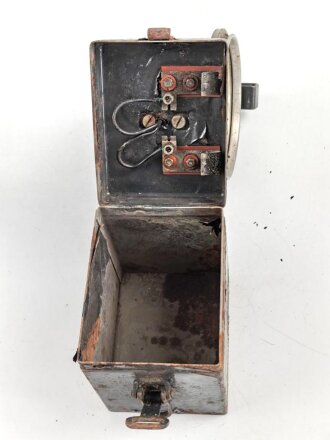Handleuchte DOMINIT Type WL2. Anscheinend sowohl im Bergbau, als auch bei Militär eingesetzt. Genaue Herkunft und Alter unbekannt, Funktion nicht geprüft. Höhe etwa 28cm