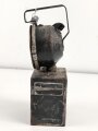 Handleuchte DOMINIT Type WL2. Anscheinend sowohl im Bergbau, als auch bei Militär eingesetzt. Genaue Herkunft und Alter unbekannt, Funktion nicht geprüft. Höhe etwa 28cm