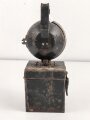 Handleuchte DOMINIT Type WL2. Anscheinend sowohl im Bergbau, als auch bei Militär eingesetzt. Genaue Herkunft und Alter unbekannt, Funktion nicht geprüft. Höhe etwa 28cm